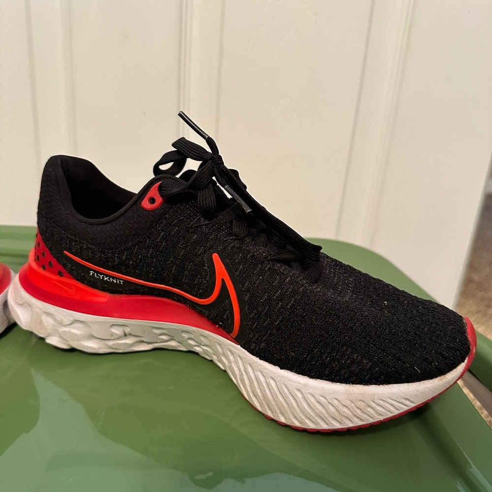Nike Black and Red Women's Running Shoes - Picture 3 of 7